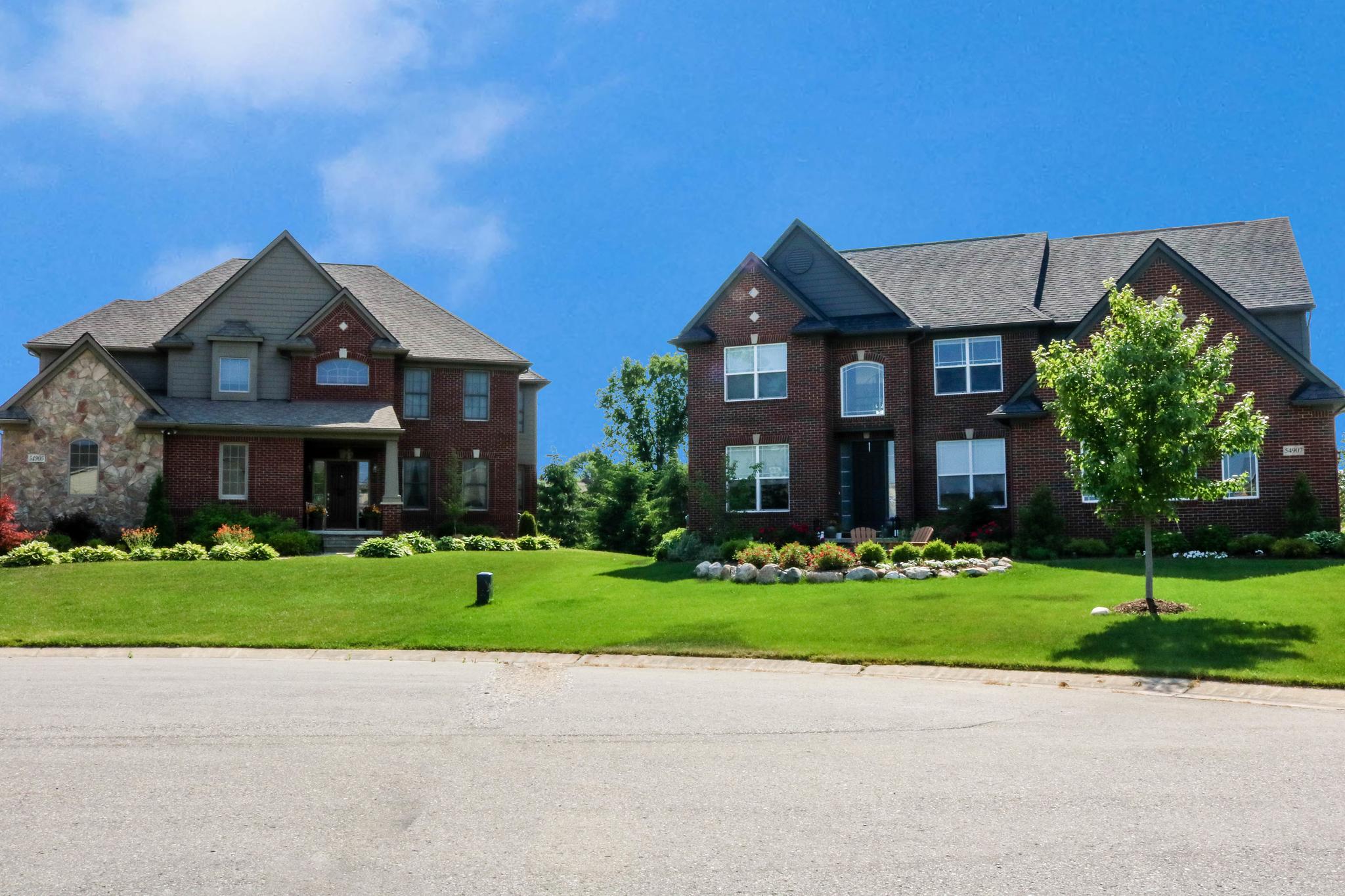 homes on a cul de sac in South Lyon\'s Tanglewood neighborhood